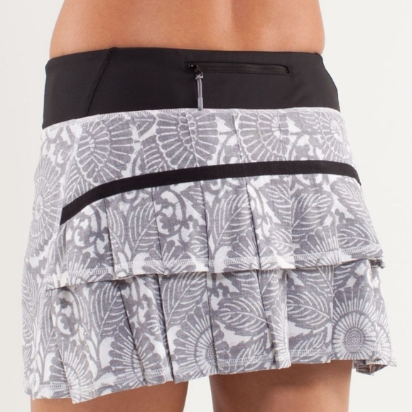 GUC Lululemon Run: Pace Setter Skirt Beachy Floral White Fossil /Black SIZE 6 - Picture 1 of 9